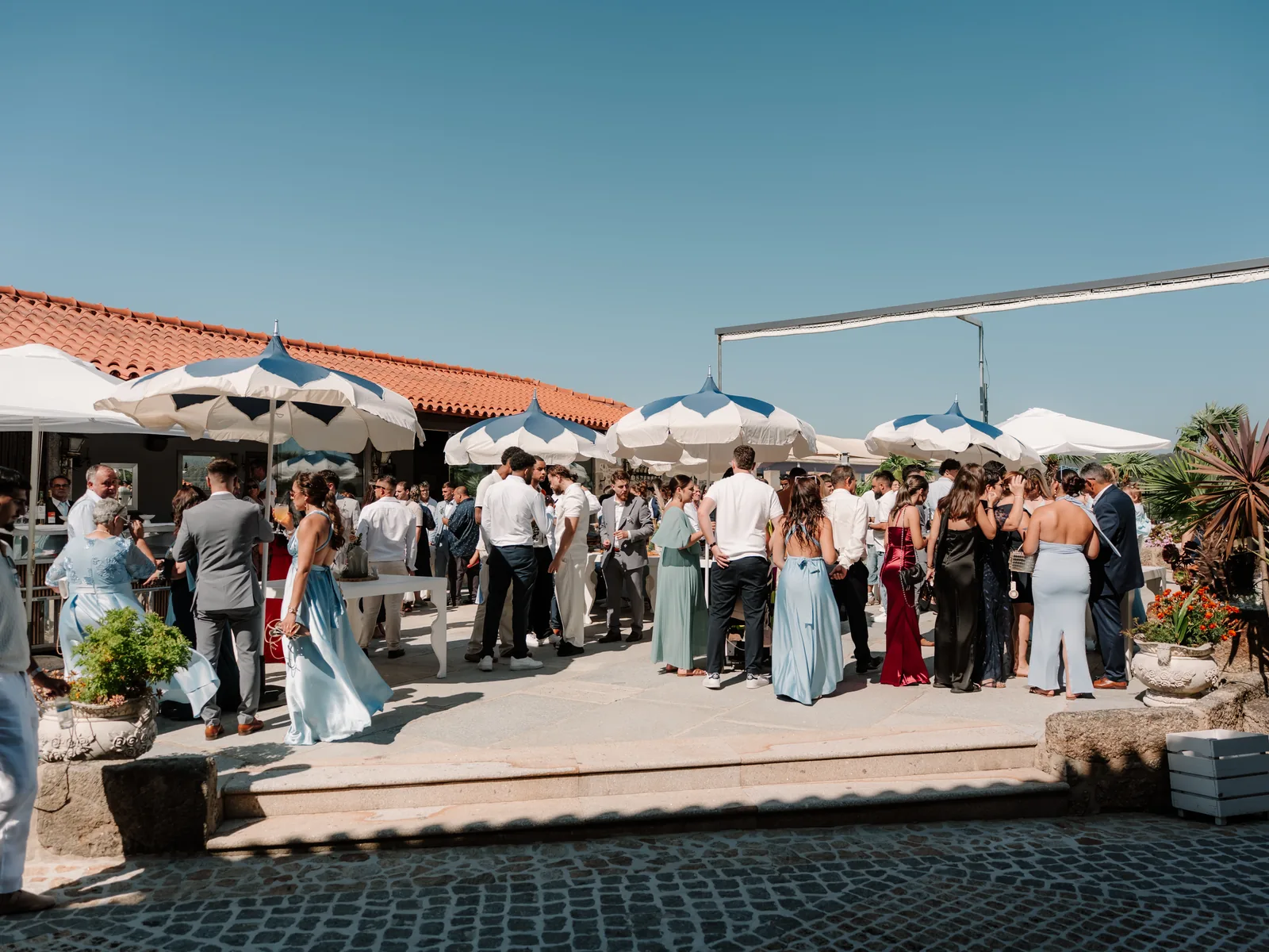 Salão preparado para celebração na Quinta do Ribeiro