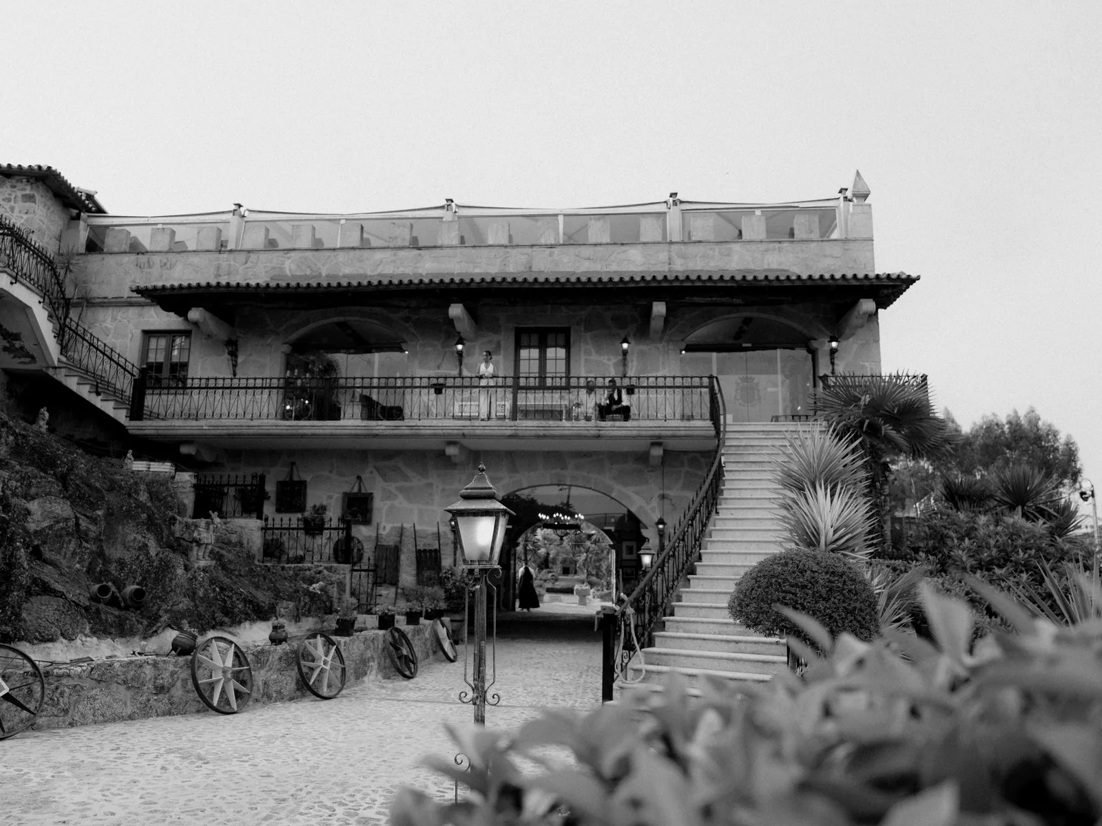 Edifício histórico da Quinta do Ribeiro rodeado por jardins