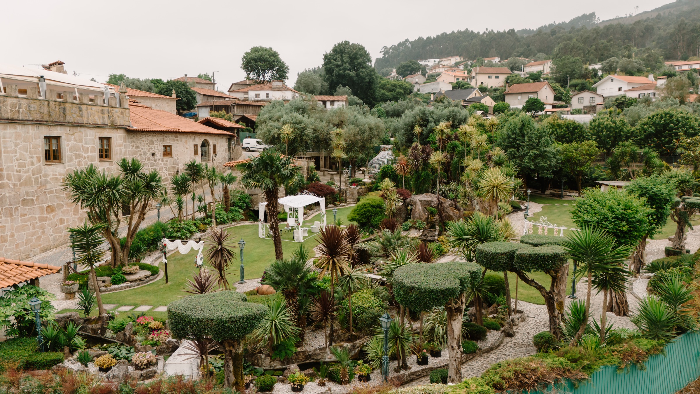 Vista exterior dos jardins e edifício histórico da Quinta do Ribeiro