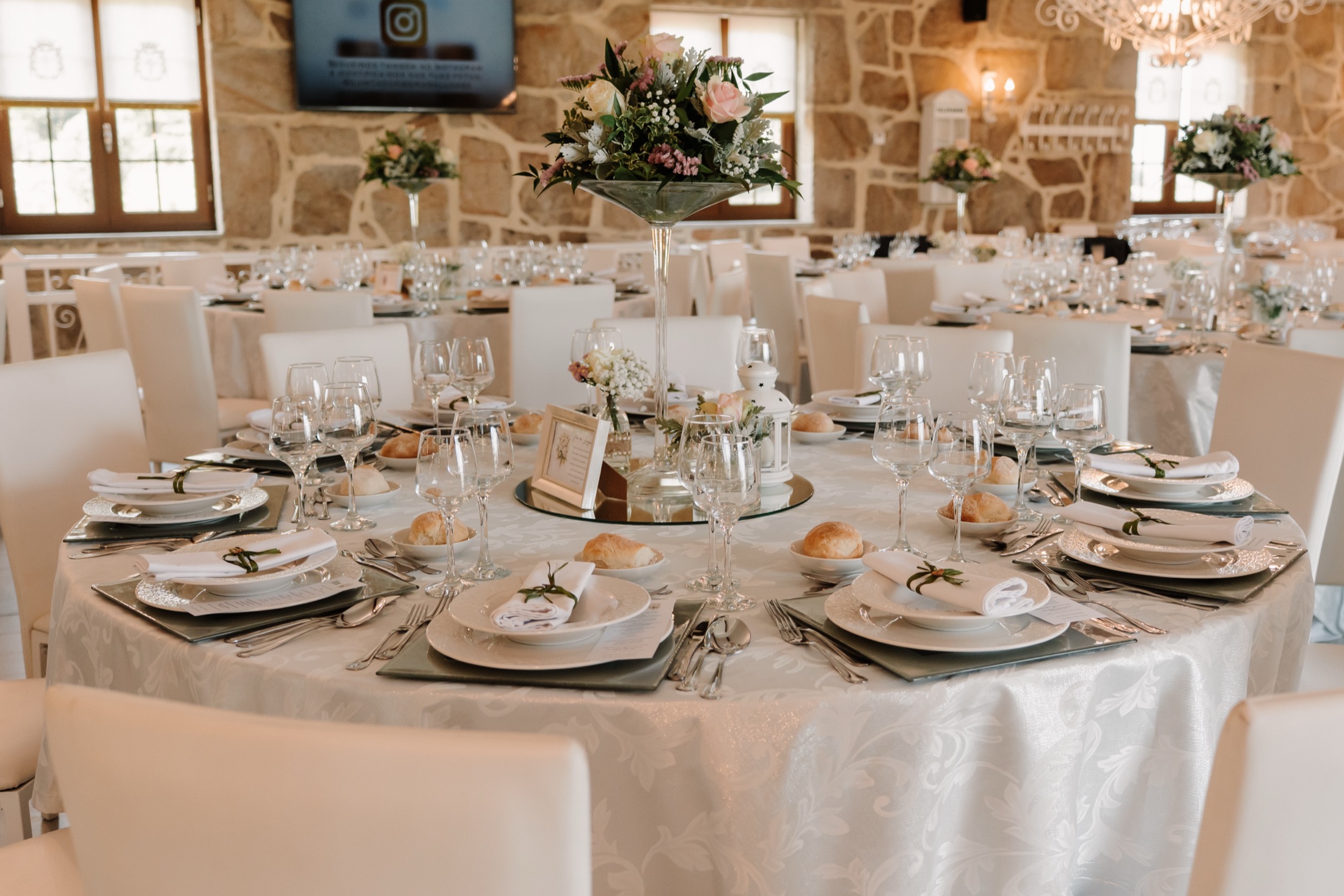 Salão preparado para jantar de casamento na Quinta do Ribeiro